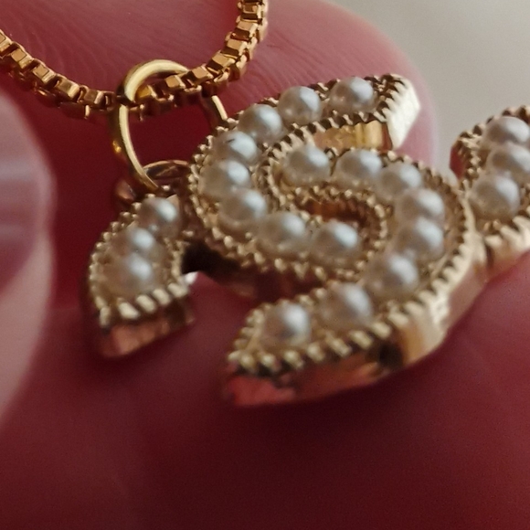 CHANEL Gold and White Necklace Elegant Jewelry - Picture 5 of 6